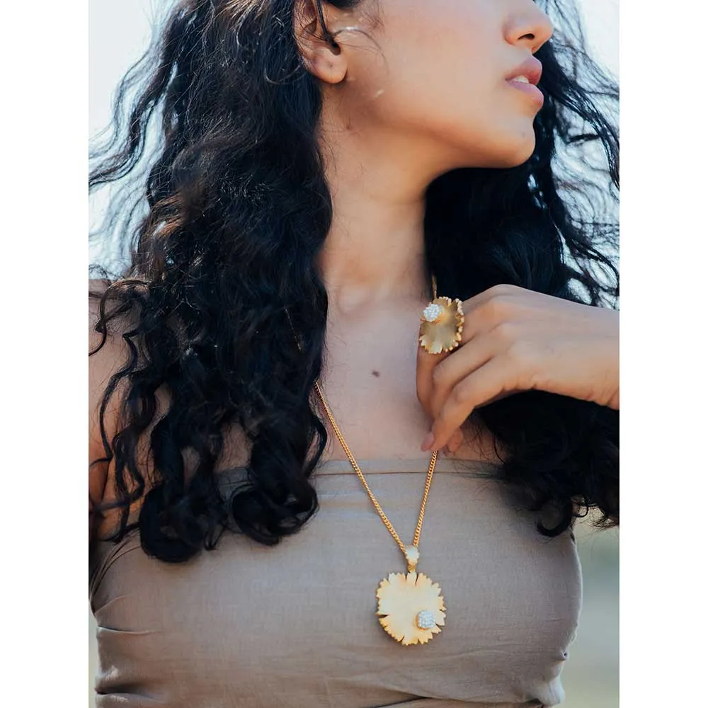 Aarjavee Circulars Golden Pendant