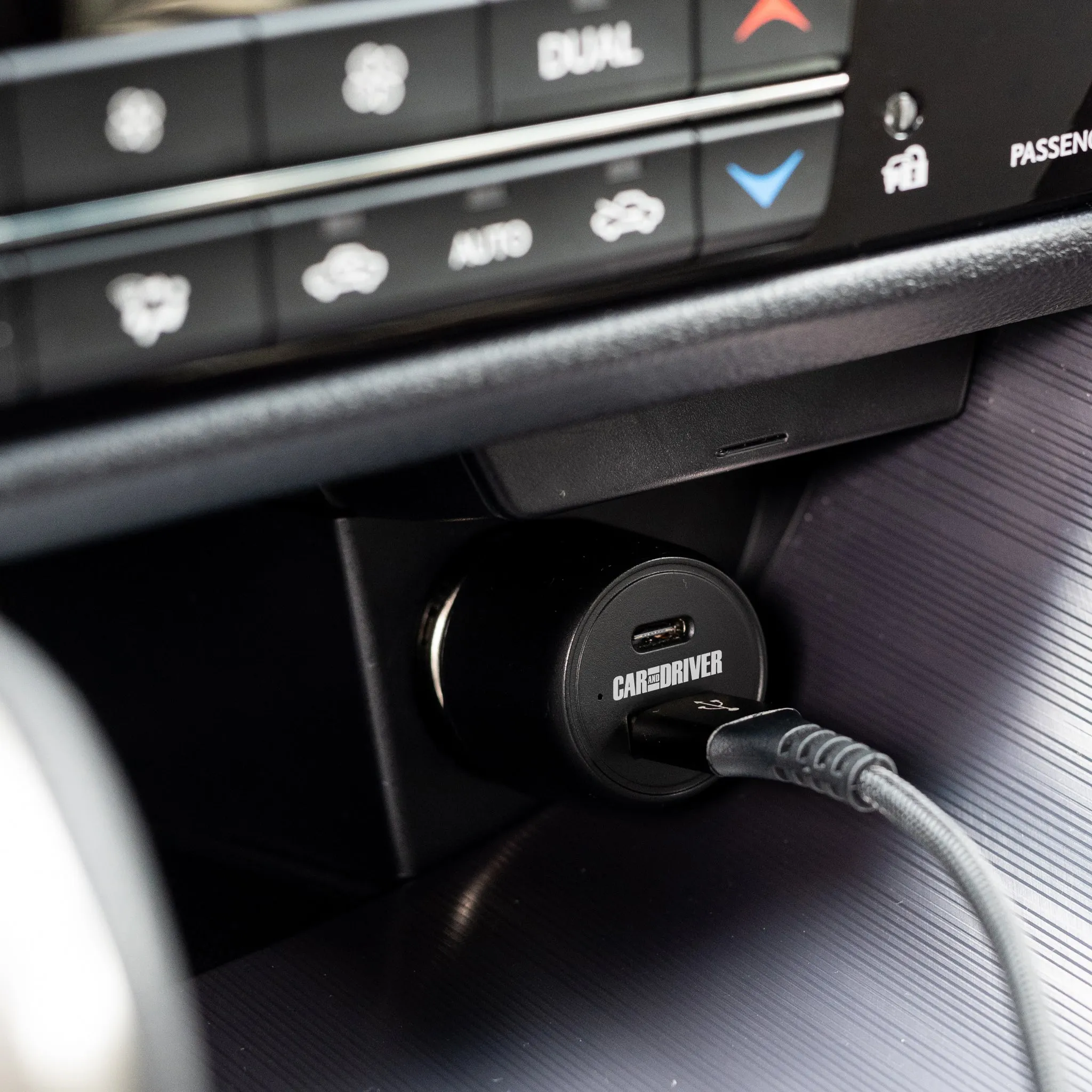DUAL USB CAR CHARGER - CAR AND DRIVER 3175BK