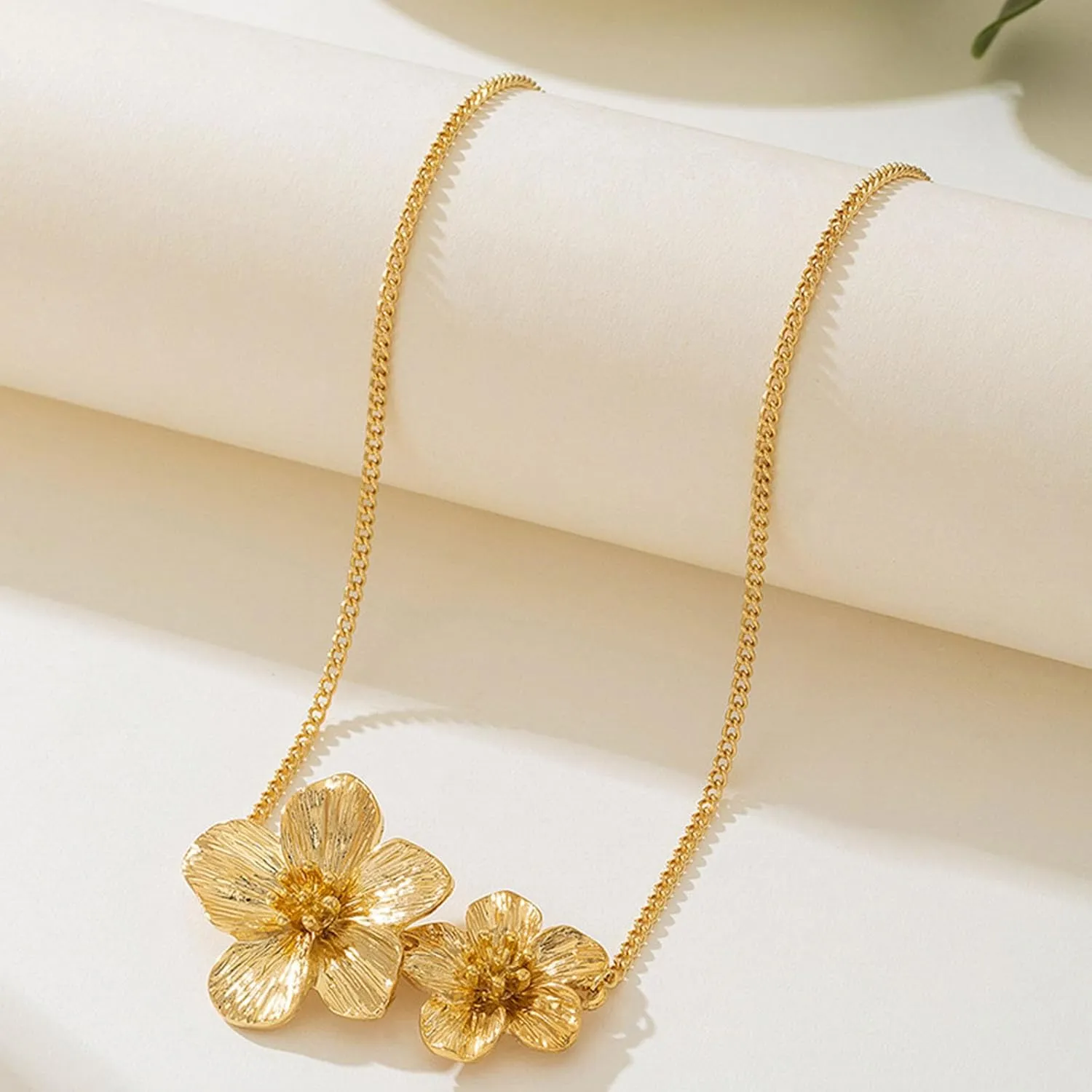 Gold Flower Necklace for Women Chunky Gold Floral Pendant Necklace Statement Flower Choker Jewelry for Women