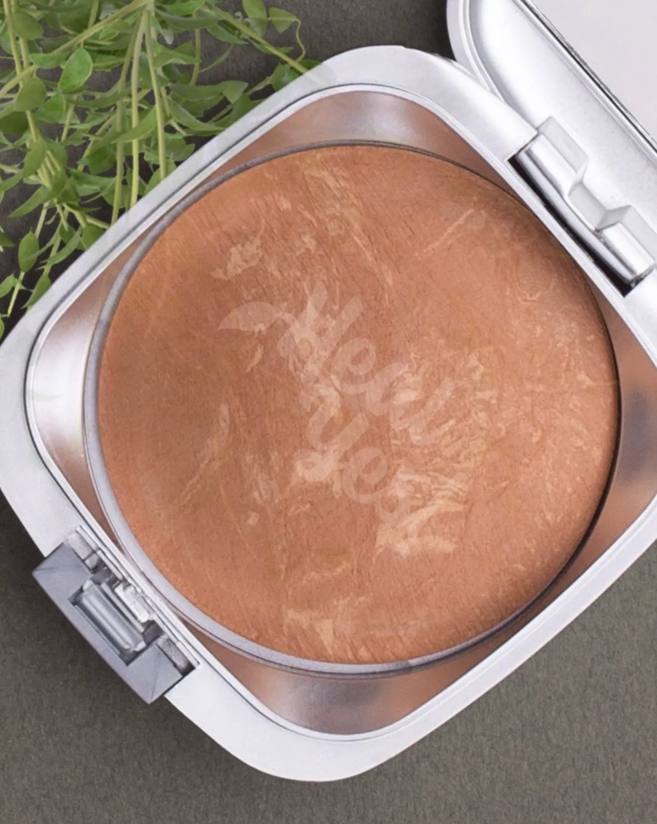 Long-Lasting Silky-Soft Pressed Mineral Foundation